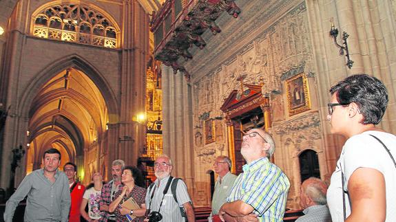 Los participantes en la visita temática contemplan el interior de la catedral desde la entrada de la cripta.