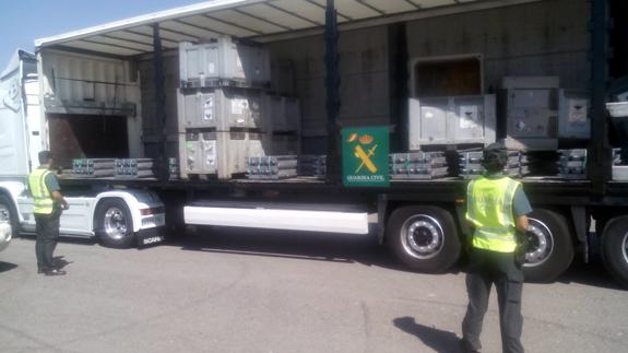 El camión, tras ser interceptado por la Guardia Civil. 