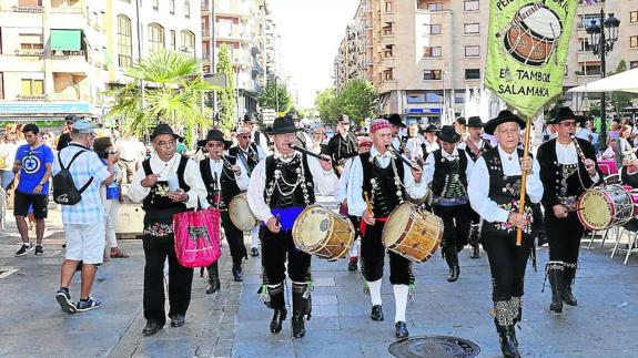 Los tamborileros inician su recorrido tras salir desde la Puerta Zamora. 