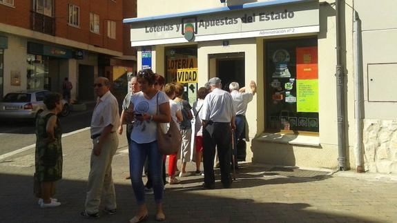 Colas en la administración de Lotería de Cuéllar. 