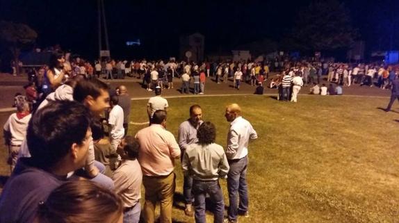 Decenas de vecinos esperaban de madrugada la llegada de ‘Pelado’.