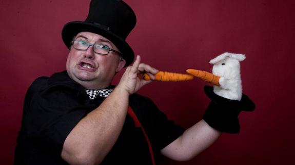 Kayto, mago y clown que mezcla en sus sesiones trucos, humor y juego. 