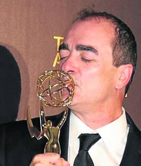 Víctor Reyes besa su premio Emmy. 