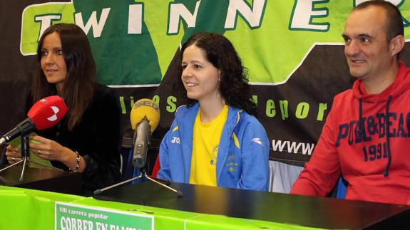 Beatriz Seerano, Mónica Álvaro  y Roberto Garrosa, en la presentación.