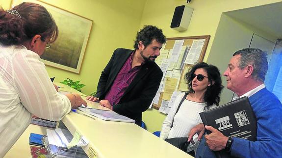 José Sarrión, Isabel López y Urbano Domínguez durante el registro de la propuesta.