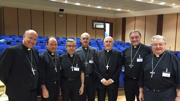 Foto de grupo de los obispos españoles que participan en el curso de formación para nuevos obispos, entre los que se incluye el obispo auxiliar de Valladolid, Luis Argüello.