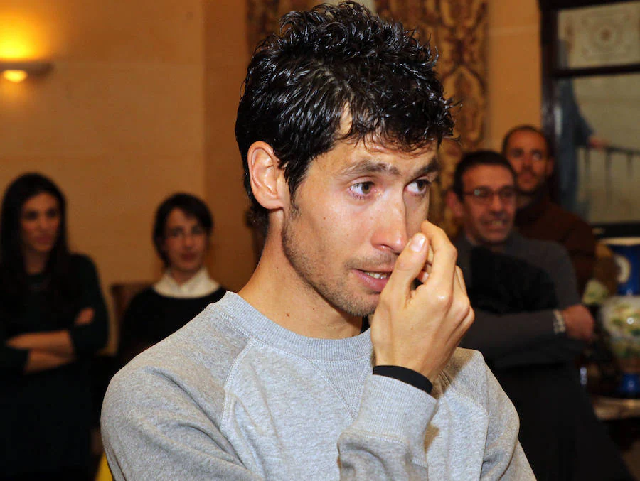 El atleta segoviano Javier Guerra se toca la barbilla, con gesto serio y pensativo.