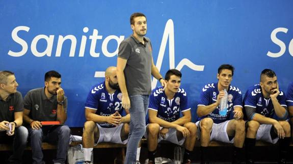 Nacho González da instrucciones durante el encuentro ante Puente Genil. 