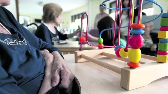 Varios mayores trabajan en talleres cognitivos en el Centro de Alzheimer de Salamanca. 