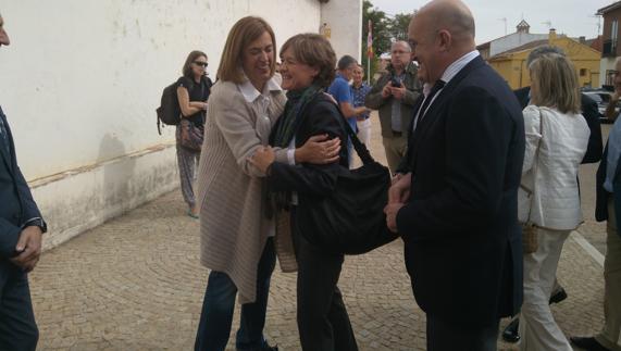 Ángeles Armisén saluda a la ministra García Tejerina en presidencia del presidente de la Diputación de Valladolid.