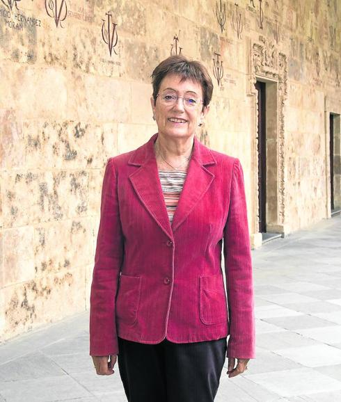 La profesora María Jesús Mancho Duque posa en el claustro del Palacio de Anaya. 
