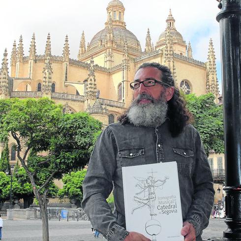 Pablo Zamarrón, con su libro ante la Catedral de Segovia. 