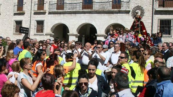 Los romeros rodean a la Virgen del Henar al comienzo de la procesión.