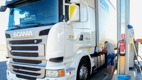 Un camionero portugués reposta en una estación de servicio española próxima a la frontera con su país.