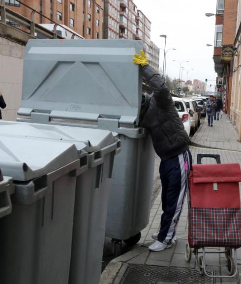 Un hombre rebusca en un contenedor de basura en Valladolid. / H. SASTRE 