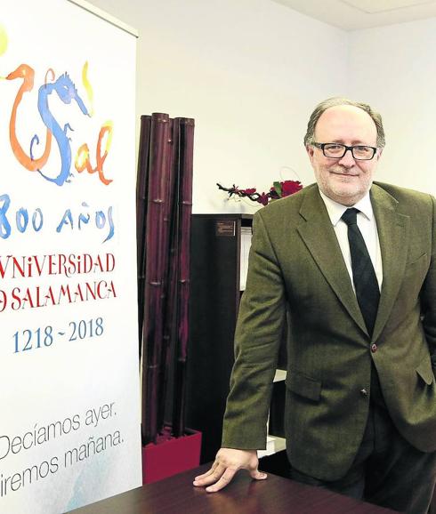 El vicerrector Mariano Esteban posa junto al logotipo ideado por Barceló para el VIII Centenario. 