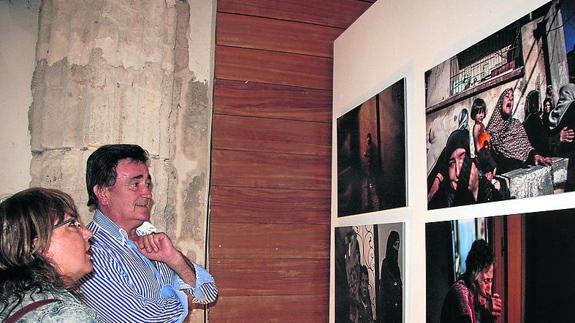 El alcalde, Jesús García, durante su visita a la exposición. 