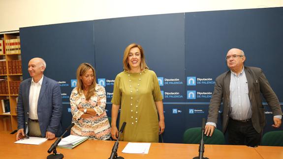 Carmen Fernández y Ángeles Armisén, flanqueadas por el diputado Javier Villafruela, y por el jefe del Servicio de Cultura de la Diputación, Rafael Martínez. 
