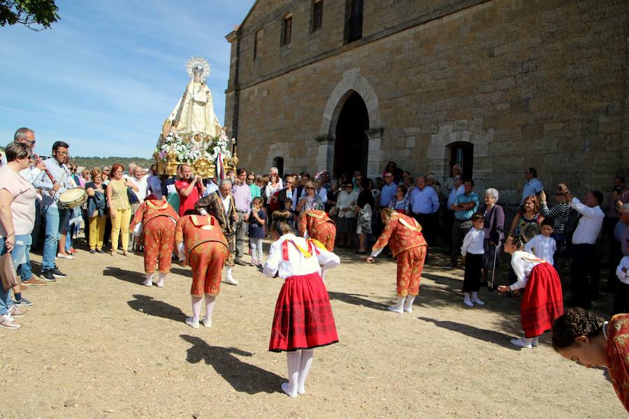 Los danzantes veneran a la Virgen en Valdesalce. 