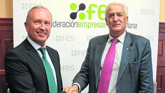 Ignacio Encinas y José Luis de Vicente, tras la firma. 