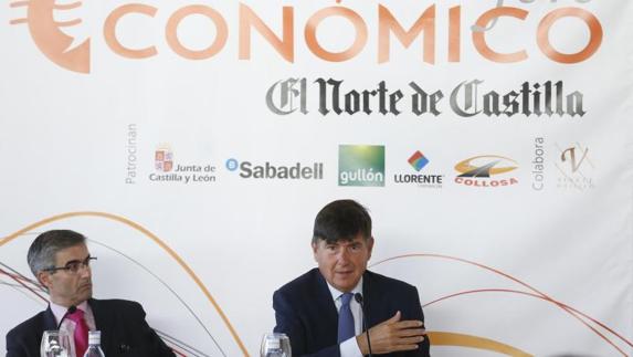 Manuel Pimentel, con el subdirector dfe El Norte de Castilla, José Ignacio Foces. 