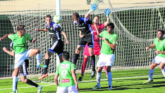 Los jugadores del CDGuijuelo intentan rematar un córner el pasado domingo ante el Valladolid B.