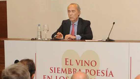 Luis Alberto de Cuenca, durante la conferencia. 