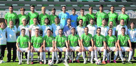 La plantilla del Guijuelo, sin Carlos Morales, posa para la foto oficial junto con la directiva y cuerpo técnico. 