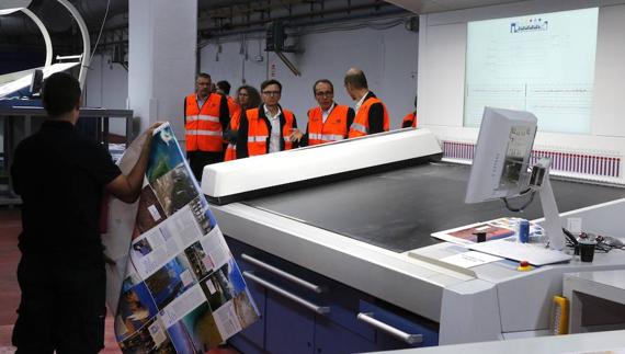 Directivos de editoriales francesas, durante la visita a la planta.