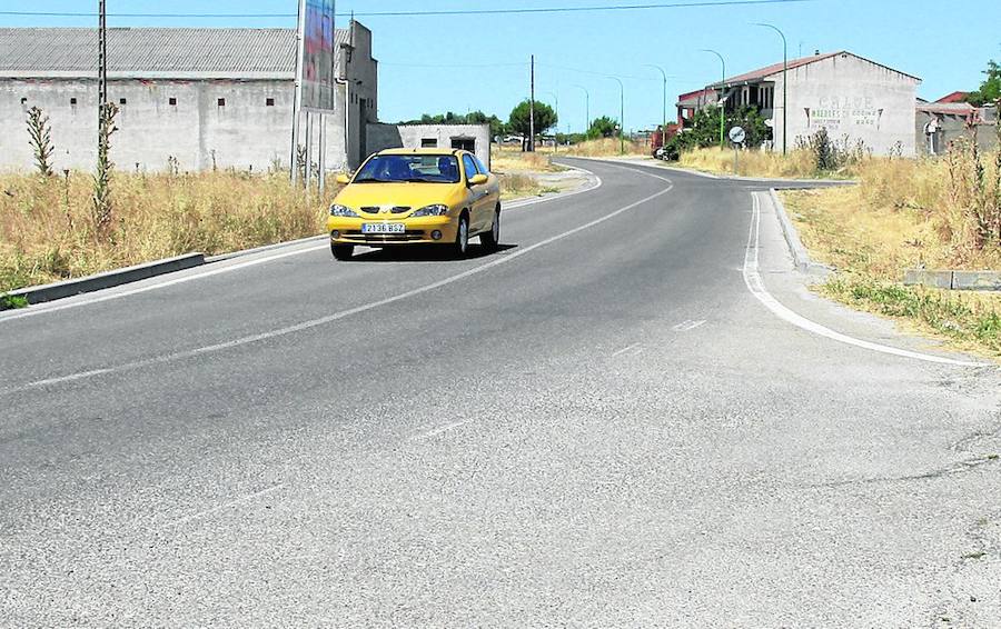 Carretera donde se construirá la acera.M. R.