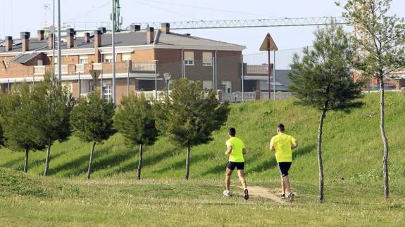 Dos jóvenes corren en Ribera Sur.