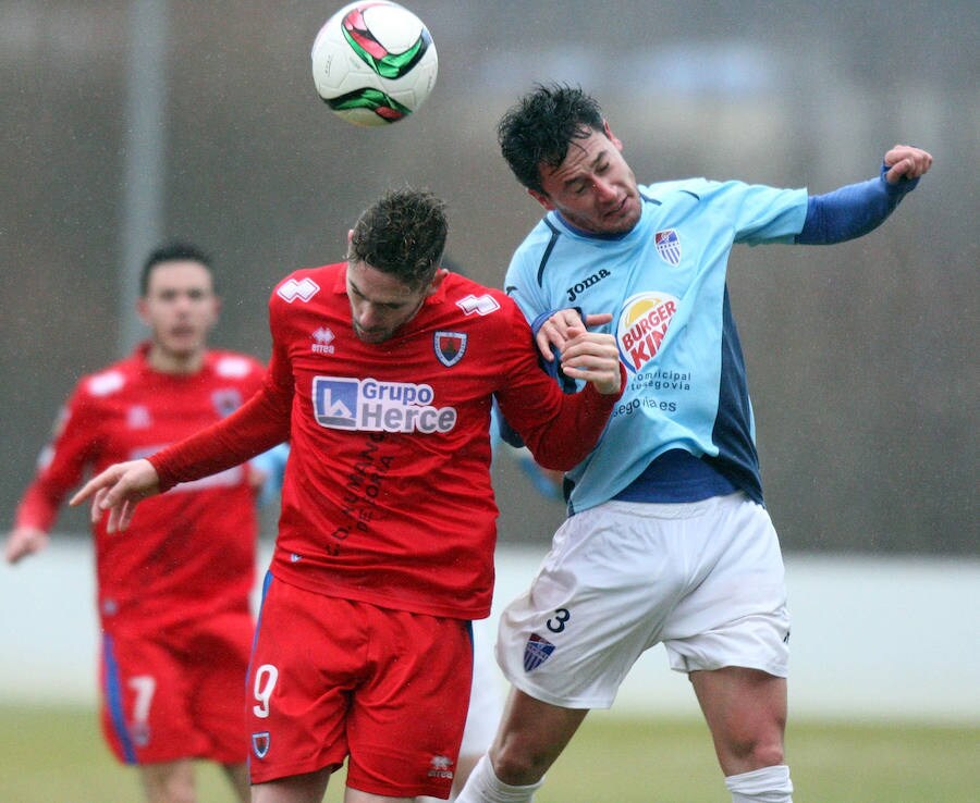 Víctor Pérez disputa un balón áereo con un jugador del Numancia B.