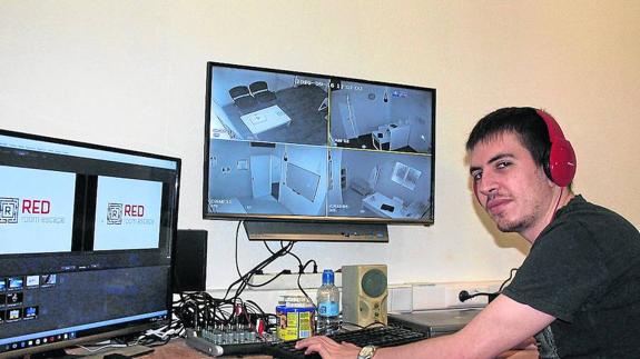 José Luis Blázquez, en la sala de control desde donde observa y sigue el juego