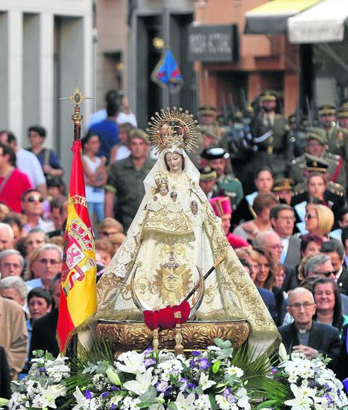La comitiva desciende por la Calle Real. La Virgen de la Fuencisla lucía el Manto del Sol. 