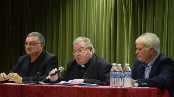 El obispo, Manuel Herrero, durante su intervención, entre el vicario general, Antonio Gómez, izquierda, y el de Pastoral, Juan José Martínez. 