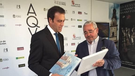 El presidente de la Cámara Municipal de Braganza junto al secretario de la Fundación Las Edades del Hombre, a la salida de 'Aqva' en la Colegiata