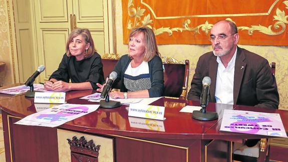 Cristina Pita, Cristina Klimowitz y Jacinto Núñez, ayer en el Ayuntamiento.