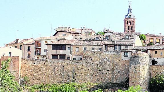 Vista de un tramo del lado sur de la muralla de Segovia. 