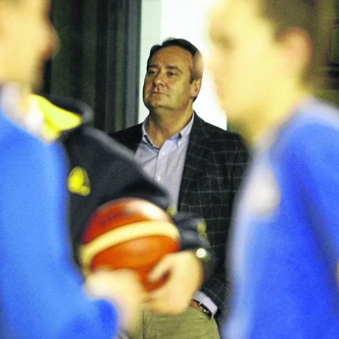 Jorge Recio sigue un entrenamiento del Perfumerías Avenida.