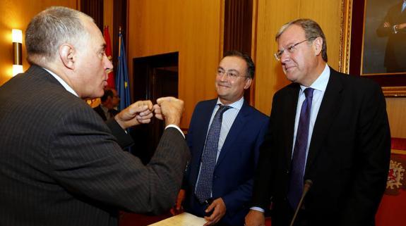 López Sendino conversa con Antonio Silván y Fernando Salguero.