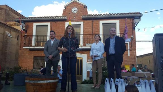 Alberto Magdaleno, alcalde de Mayorga, la periodista Sonia Andrino, Yolanda Olmedo, edil de Cultura de Melgar de Abajo, y Manuel Pollantinos, gerente de la bodega Melgarajo.