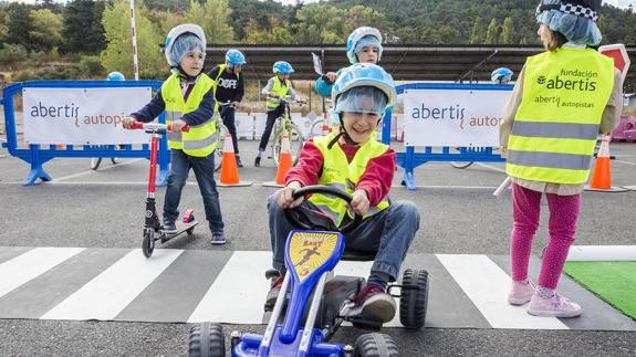 Un grupo de niños, durante la jornada en el centro de San Rafael. El Norte