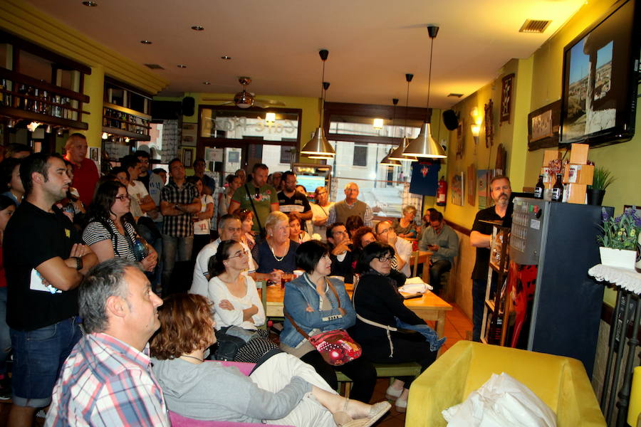 Proyección de imágenes en el café Plaza de Baltanás. 