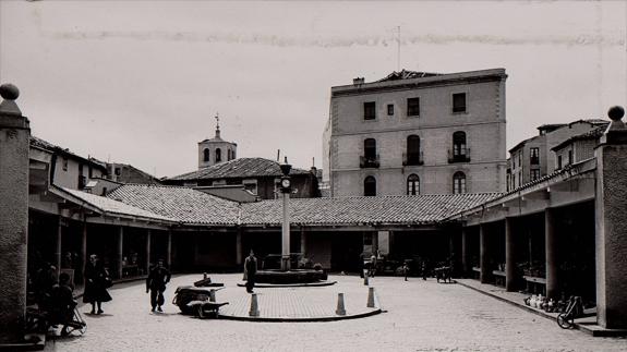 Imagen de la plaza en los años sesenta del siglo pasado. F