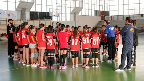 Entrenamiento de los niños y niñas del BM Laguna en el pabellón. 