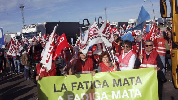 Algunos de los manifestantes de Comisiones Obreras que cortaron el paso fronterizo de Fuentes de Oñoro.