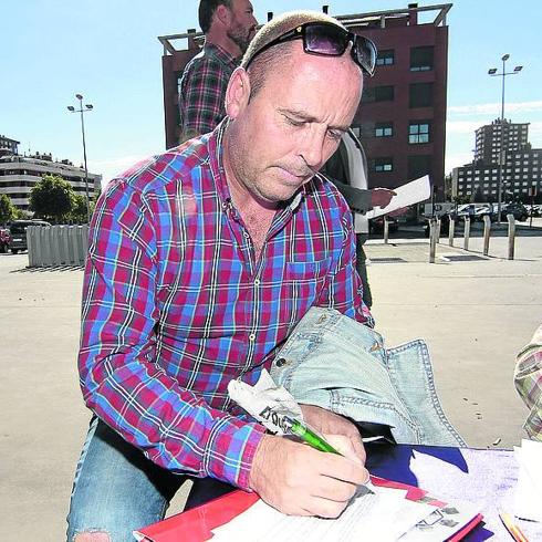 Un socio del Deportivo Palencia firma la petición de asamblea. 