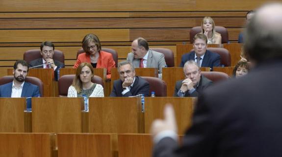 Los procuradores del PSOE observan a Herrera en una de las respuestas. 