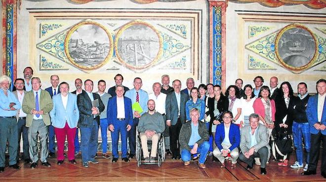 Los participantes en el encuentro posan en las dependencias del Colegio Arzobispo Fonseca de la Universidad.