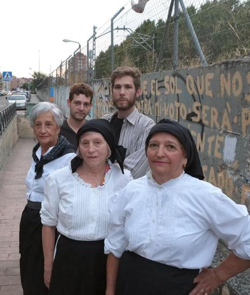 Raúl Enjuto y Álvaro Alonso, del equipo técnico, junto a Justa Luis, Mayte Calzada y Chelo Lucas, vecinas de Pilarica y actrices en el corto.